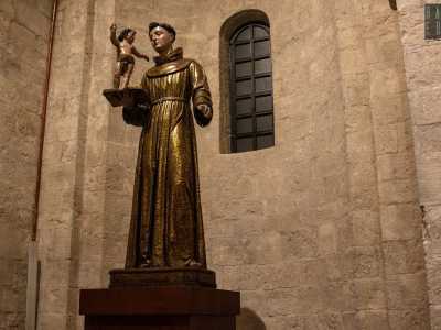 Nella parte sinistra protagonisti sono invece una statua di Sant�Antonio...